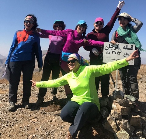 تاثیرات مفید کوهنوردی بر زنان بهترین برنامه کوهنوردی برای سلامت زنان-تصویر صعود به قله کرچان - گروه کوله پشتی - NatureMount.ir 